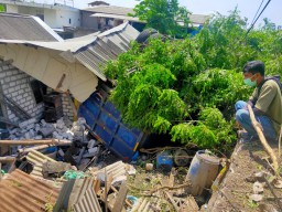 Ditindih Tronton Muatan Pasir, Rumah Warga Kembangan Gresik Ambruk Rata dengan Tanah