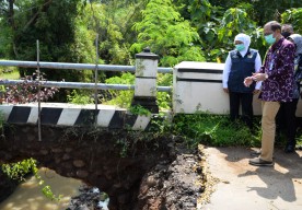 Datang ke Magetan, Gubernur Khofifah Sambangi Korban Banjir dan Sidak Jembatan Putus