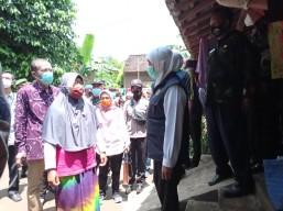 Dikunjungi Khofifah, Korban Banjir Magetan Sebut Bupati Suprawoto sebagai Camat