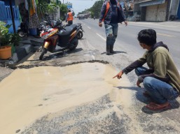 Cairan Diduga Limbah Genangi Jalan Raya Romo Meduran Gresik