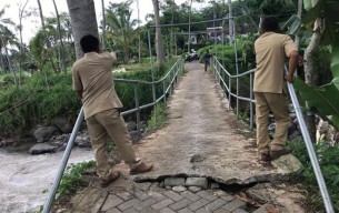 Jembatan Ambruk, Warga Dua Desa di Jember Sulit Lewat