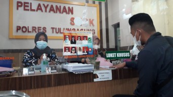 Ratusan Warga Tulungagung Urus SKCK di Polres, Untuk Apa?