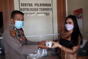 Semangati Tugas Polri, Artis FTV Brenda Sovany Bawakan Kopi dan Makanan ke Polsek Manyar
