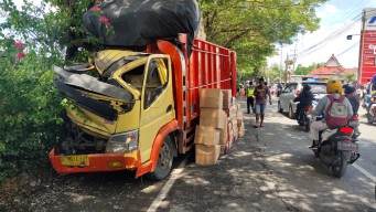 Diduga Ngantuk, Sopir Truk di Bojonegoro Bablas Akhirat Usai Tabrakan
