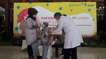 Sebanyak 1.900 Lansia di Tulungagung Jalani Vaksinasi, Salah Satunya Bupati Maryoto Birowo