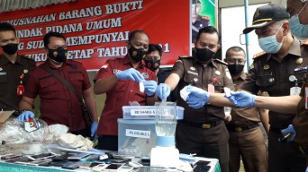Kejari Tulungagung Musnahkan Barang Bukti Senilai Rp 300 Juta
