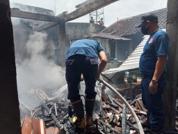 Ditinggal Kongkow, Dapur dan 3 Unit Sepeda Motor Warga Tulungagung Ludes Terbakar