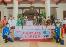 Indomaret-SGM Eksplor Salurkan Bantuan 100 Unit Laptop dan Modem  di Sidoarjo