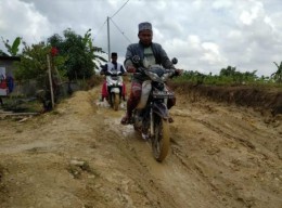 Jalan Raya di Sampang Tak Ada Bedanya dengan Sawah, Belepotan Lumpur