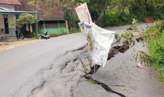 Hati-hati! Jalan Raya Penghubung Dua Kecamatan di Sampang Hampir Ambles