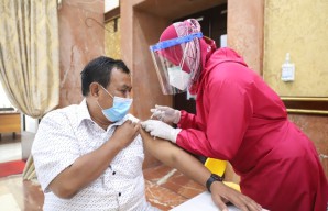 Anggota DPRD Surabaya Jalani Vaksinasi, Cara Penyuntikannya Diakui Halus