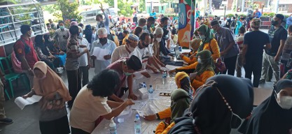 Duhh, Vaksin Lansia di Ponorogo Timbulkan Kerumunan