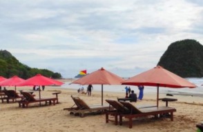 Ada Isu Tsunami, Pantai Pulau Merah Sepi Pengunjung Saat Libur Panjang