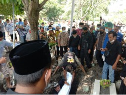 Isak Tangis Warnai Pemakaman Almarhumah Istri Wabup Bojonegoro