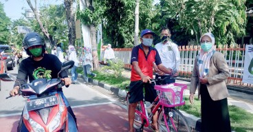 Pengguna Jalan di Bojonegoro Dapat Bibit Buah Gratis dari Perhutani