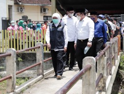 Usai Hadiri Sertijab, Khofifah Langsung Kunjungi Korban Banjir Jember