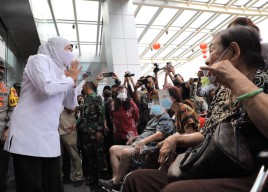 Pemprov dan Pemkot Surabaya Kumpulkan Ribuan Lansia Lalu Disuntik Vaksin Covid-19   
