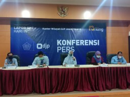 Rugikan Pendapatan Negara Rp 2,6 Miliar, Tiga Tersangka Pengguna Faktur Fiktif di Serahkan Ke Kejari Sidoarjo