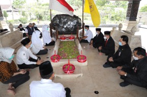 Usai Sertijab, Gubernur Khofifah Ajak Bupati dan Wali Kota Blitar Ziarah ke Makam Bung Karno, Ini Tujuannya