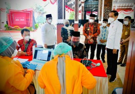 Presiden Jokowi Tinjau Pelaksanaan Vaksinasi Covid-19 di Sidoarjo