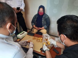 Besuk Anak di Lapas Mojokerto, Emak Bawakan Tahu Goreng Isi 10 Paket SS