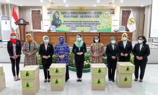 Cegah Penyebaran Covid-19, Perwosi Jatim Serahkan Bantuan Alat dan Vitamin di 10 Daerah