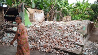 Sakit Hati Ditinggal Kawin, Perempuan ini Robohkan Rumah Mantan Suami
