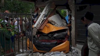 Nyopir Ngawur, Honda HRV  Seruduk Rumah Warga Sampang