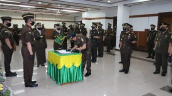 15 Kajari dan 1 Asisten Dilantik, Kajati Jatim Harap Optimal Menyelamatkan Uang Negara
