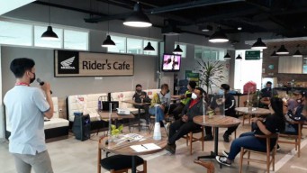 Nongkrong Komunitas dan Konsumen Honda PCX Malang di MPM Riders CaFe