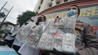 Dollar Palsu Senilai Rp 21 Miliar Disita Polrestabes Surabaya