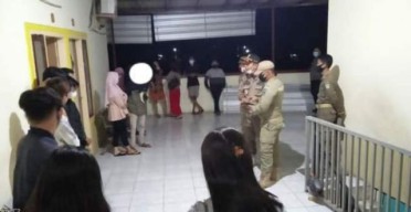 Pesta Miras dan Mesum dalam Kamar Kos, Tujuh Pasangan Diciduk Satpol PP Lumajang