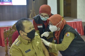 Bupati dan Wabup Jember Selesaikan Vaksinasi Dosis Kedua