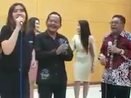 Viral Video Wali Kota Blitar Berjoget Bagi-bagi Uang Tanpa Prokes, Tarik Siss…