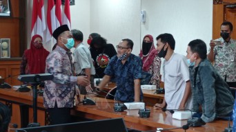 Bupati Gresik Disambati Pedagang Buah Pasar Kota