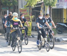 Bupati Lamongan Yuhronur Ajak Gubernur Gowes Keliling Kota Lamongan dan Mampir ke Industri Shuttecock