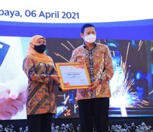 Dua Penghargaan Dari Gubernur Diraih Yuhronur Efendi