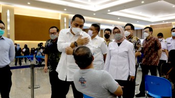 Tinjau Vaksinasi Massal di Galaxy Mall II, Cak Eri Optimis Ekonomi Surabaya Dapat Terus Berjalan