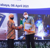 Wali Kota Surabaya Terima Penghargaan Pembina K3 Terbaik dari Gubernur