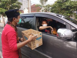 Bersama Komunitas NTT, PSI Surabaya Turun Jalan Cari Dana Bantuan Korban Banjir