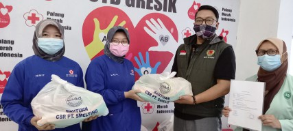 Support Donor Darah Plasma Konvalesen, Smelting Salurkan Paket Sembako kepada PMI Gresik