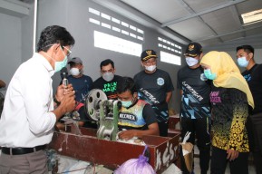 Shuttlecock Lamongan Kuasai Pasar Nasional, Khofifah Kagum