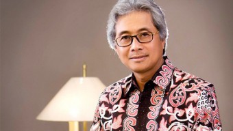 Kepala SKK Migas Terima Penghargaan dari PWI Jatim