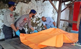 Pria Tanpa Kolor Ditemukan Tak Bernyawa di Pos Keamanan