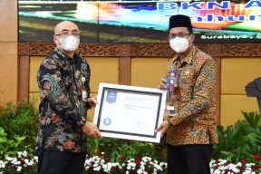 BKN Serahkan Penghargaan Terbaik Kategori III Kepada Bupati Sidoarjo
