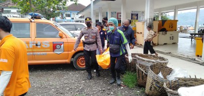 Jenazah ABK Pemalang Dievakuasi di Pantai Popoh Tulungagung.