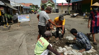 Woro-woro! Karena Pemerintah Tak Peduli, Warga Tulungagung Buka Donasi Pembangunan Jalan Berlubang