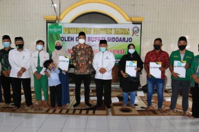 Siswa MI dan SMP Raden Rahmat Sidoarjo Terima Bantuan dari Bupati