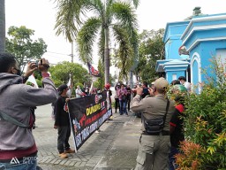 Gelar Demonstrasi, Warga Gresik Dukung KPK Tuntaskan Kasus di Perumda Giri Tirta