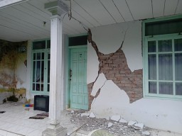 Wilayahnya Digoyang Gempa, Khofifah Minta Warga Jatim Gotong Royong
